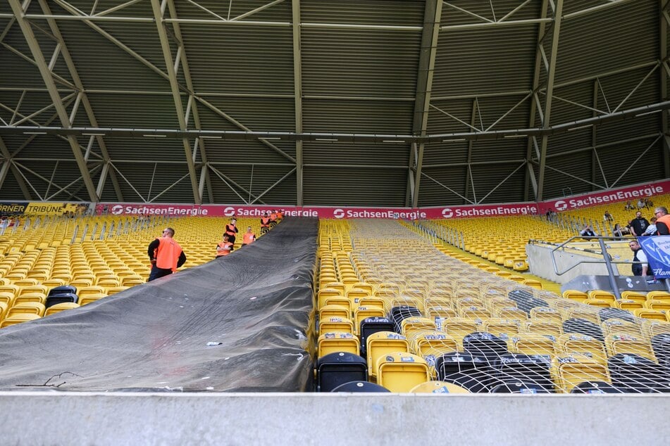Gäste- und Heimfans sind nun durch eine von oben nach unten gespannte Plane sowie ein Netz voneinander getrennt.