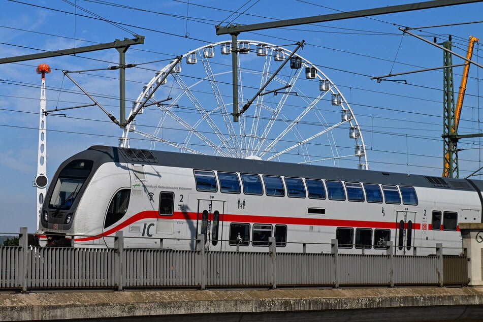 Die IC2-Züge von Alstom sollen ab Jahresende mit mehr Sitzplätzen zwischen Sachsen und Ostsee verkehren.