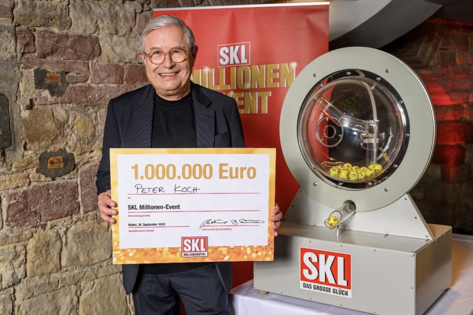 Neu-Millionär Peter Koch nimmt den symbolischen Scheck über 1 Million Euro vom SKL Millionen-Event mit nach Hause.