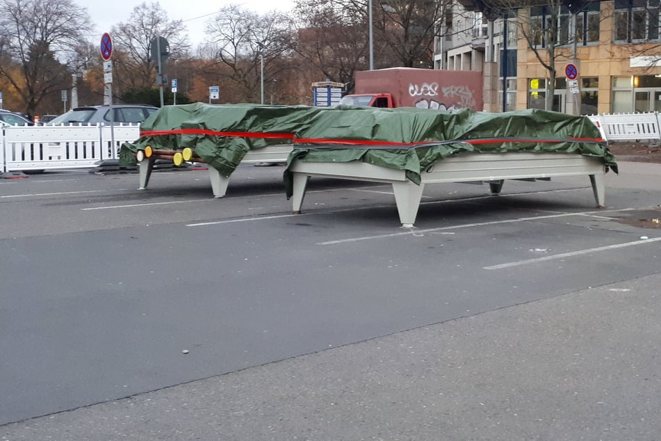 Zwischengeparkt: Auf dem Ferdinandplatz sorgen zwei verhüllte Objekte für Aufsehen. Unter den Planen befinden sich Verdampfer für Lüftungsanlagen.