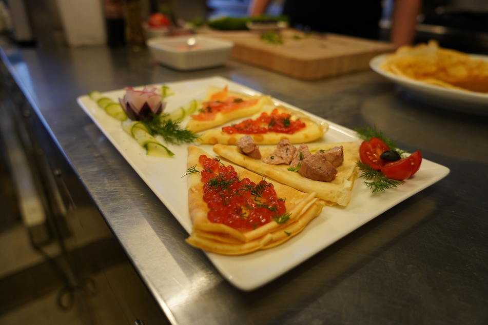 Als Vorspeise wird unter anderem ein Bliný Mix mit Kaviar, Dorschleber und Lachsfilet serviert.