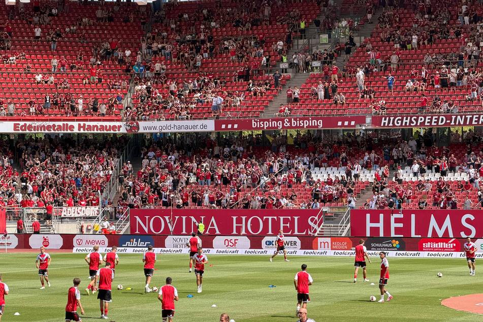 Der 1. FC Nürnberg beim Warmmachen.