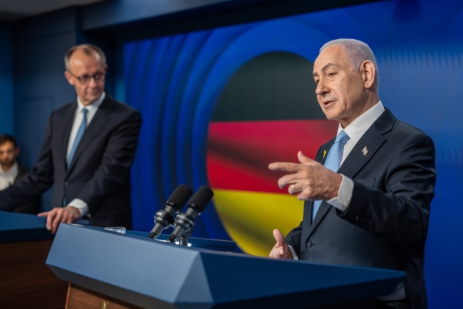 Bundeskanzler Friedrich Merz (l, CDU) nimmt neben Benjamin Netanjahu, Ministerpräsident von Israel an der Pressekonferenz nach dem Gespräch im Regierungssitz teil.