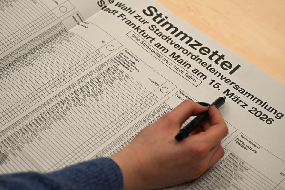 Riesen-Stimmzettel in Frankfurt! Das ist der Grund für Papier-Monster