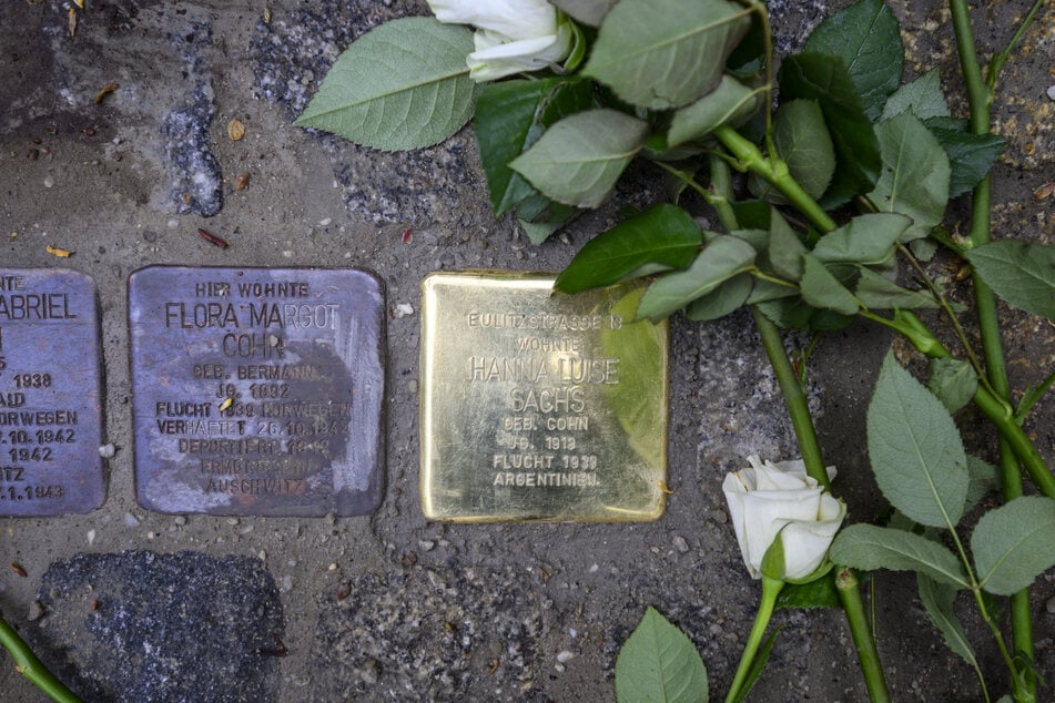 19 neue Stolpersteine wurden am Mittwoch verlegt, der erste für Hanna Luise Sachs. Daneben: die Steine für ihre Eltern. Das ehemalige Wohnhaus der Familie in der Eulitzstraße wurde 1945 ausgebombt.