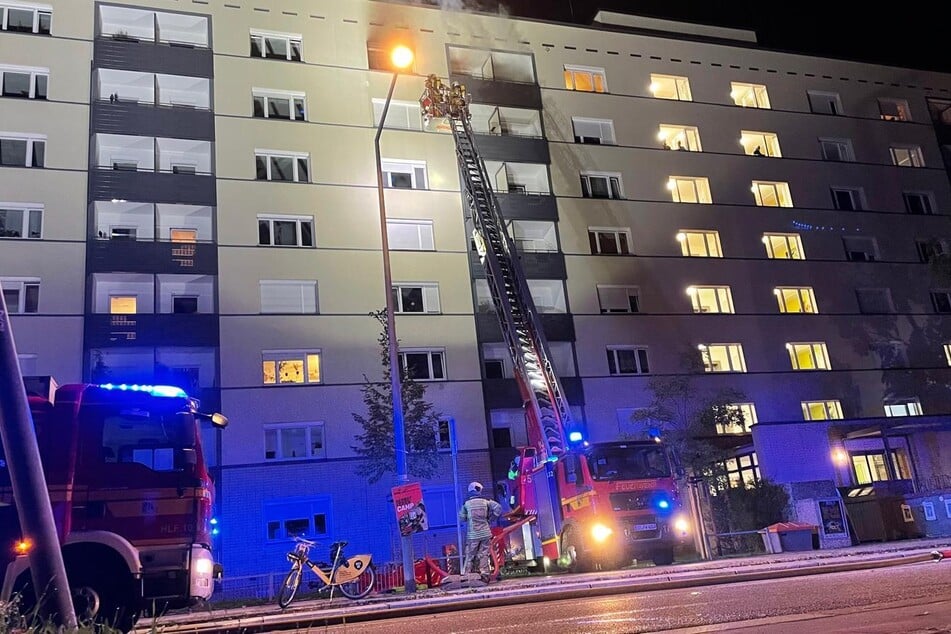 Die Feuerwehr brachte eine Drehleiter in Position. Die Kameraden konnten den Brand zügig löschen.