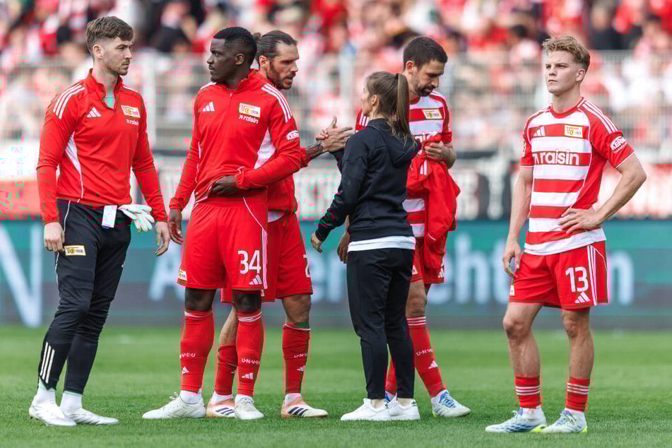 Marie-Louise Eta baut ihre Schützlinge nach der unglücklichen Niederlage auf.