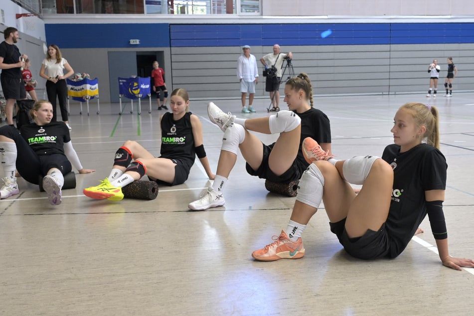 Beim DSC-Trainingsstart am vergangenen Montag war Patricia Nestler (24, r.) noch dabei. Mittlerweile ist die 24-Jährige in Thailand und feiert ihre WM-Premiere.