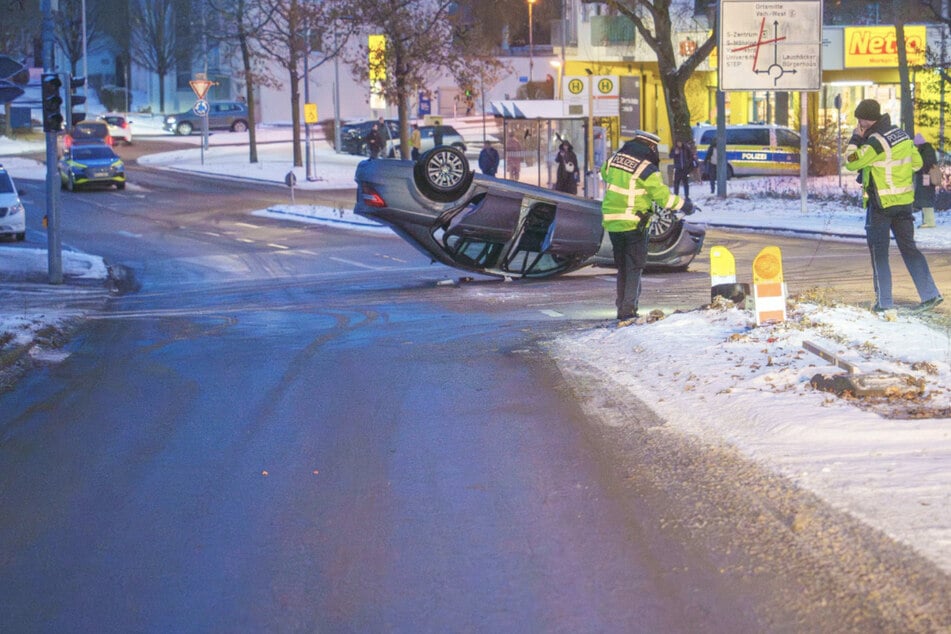 Mercedes knallt gegen Ampel und überschlägt sich