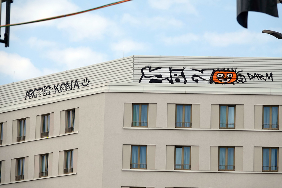 Offenbar gelangten die Graffiti-Täter durch ein Gerüst auf das Hotel-Dach.