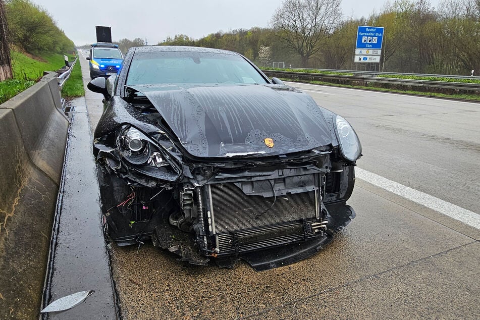 Am Porsche entstand ein hoher Sachschaden. Die Polizei spricht von mehreren zehntausend Euro.