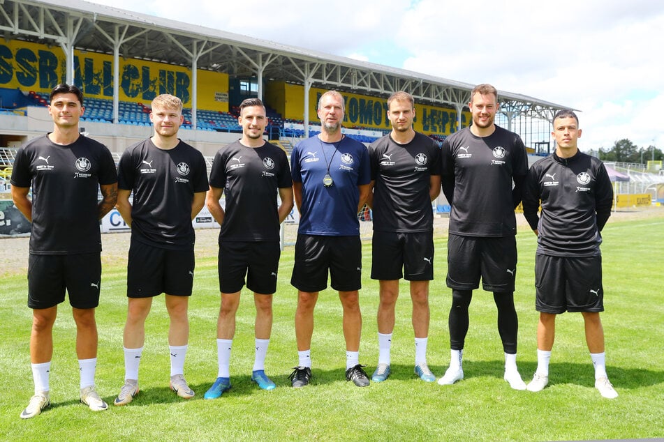 Diese Neuzugänge begrüßte Trainer Jochen Seitz (48, M) letzten Sommer bei Lok Leipzig. Keeper Andreas Naumann (32, 2.v.r.) bleibt jetzt länger.