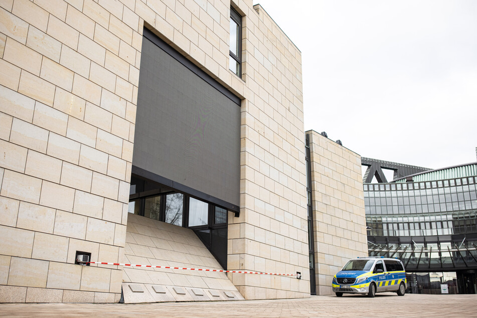 Mit Steinen haben ein oder mehrere Täter den Düsseldorfer Landtag beworfen, wie die Polizei bestätigte.