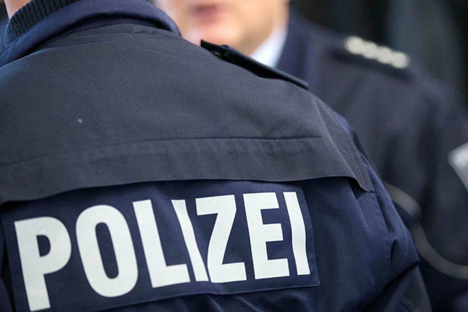 In Nordhessen gaben sich zwei Männer als Polizisten aus, die von einem Thüringer (45) Strafe kassieren wollten. (Symbolbild)