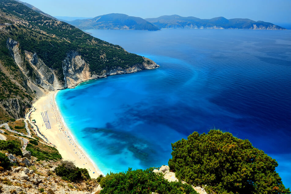So schön ist die Bucht von Myrtos - mit azurblauem Meer und perfektem Sandstrand.