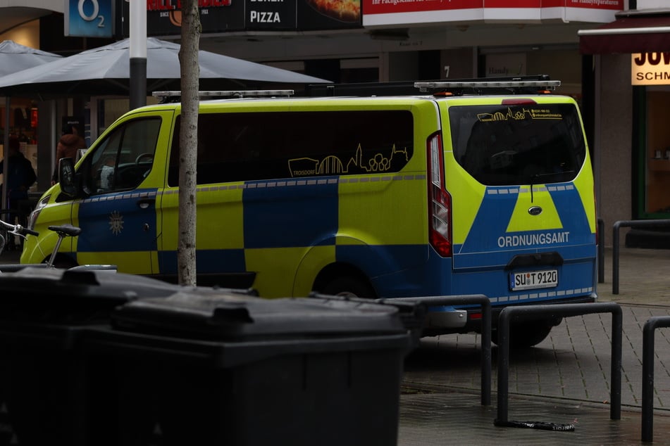 Das Ordnungsamt der Stadt Troisdorf sicherte am Montagnachmittag den Sicherheitsbereich rund um die Bombenfundstelle ab.