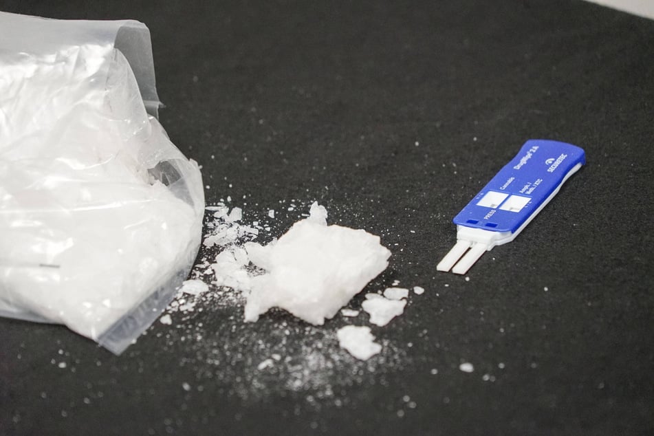 Rund ein Kilo Methamphetamin stellten die Drogenfahnder bei der Razzia sicher (Symbolbild).
