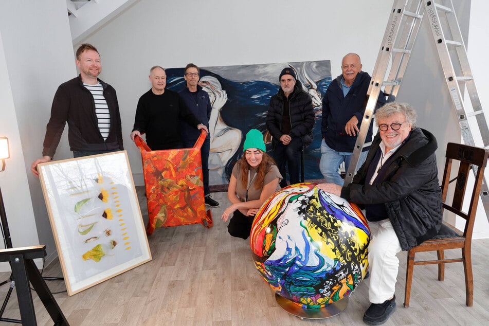 Phillip Hiersemann (v.l.), Peter Kallfels, Steffen Vollmer, Dagmar Zemke, Dieter Wuschanski, Klaus Süß und Gregor Torsten Kozik zeigen ihre Kunst im Sporthochhaus.