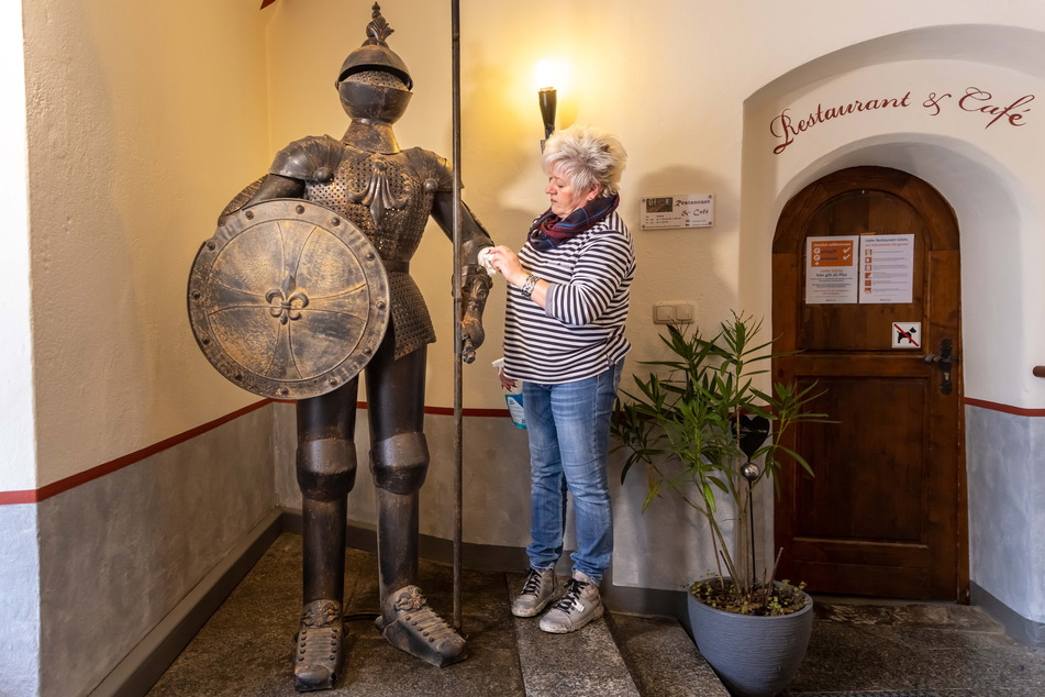 Grit Iser (52) putzt den neuen alten Ritter, der die Besucher im Foyer empfängt.