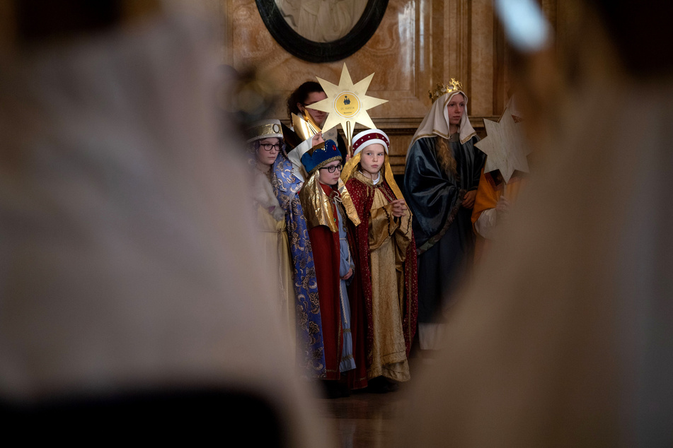 Die Sternsinger kommen in diesem Jahr aufgrund der Corona-Pandemie nicht an den Haustüren klingeln. Stattdessen wird es Alternativen geben (Archivbild).
