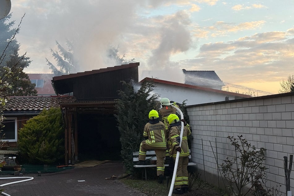 Die Feuerwehr konnte ein Übergreifen der Flammen verhindern.