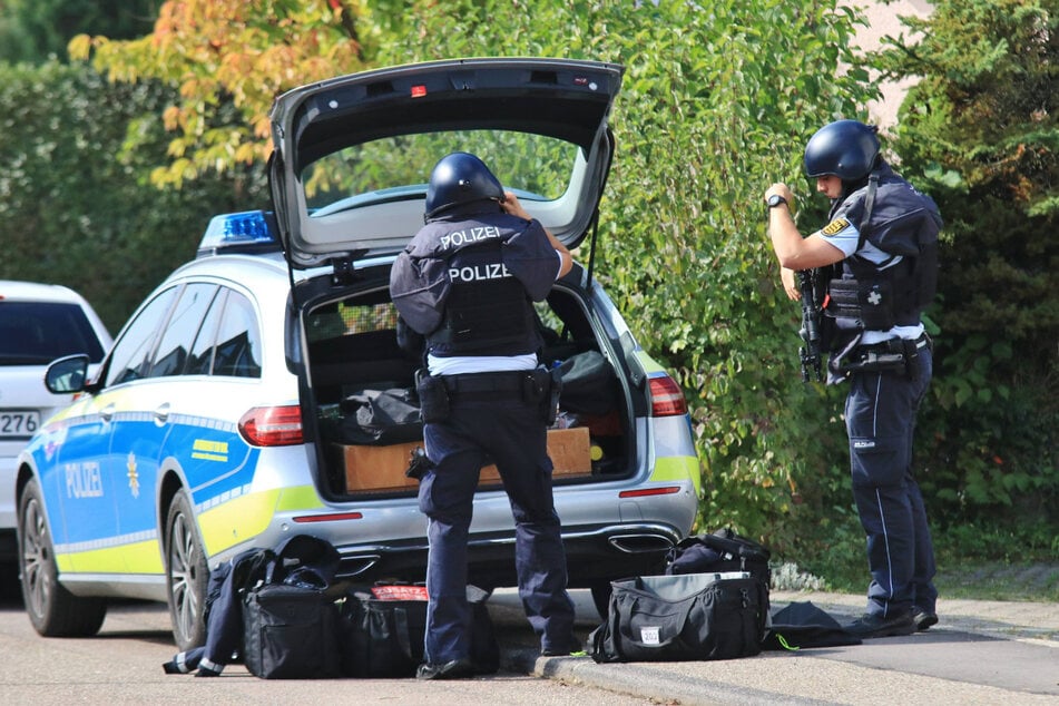 Mit zahlreichen Kräften rückte die Polizei zu der Schule aus.