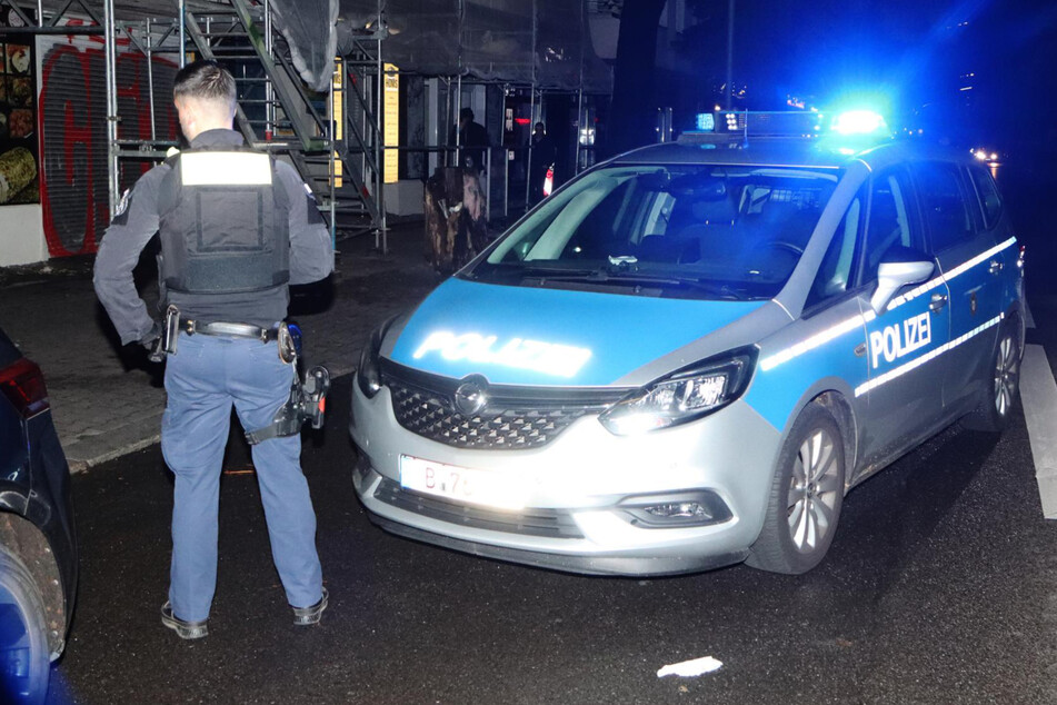Eine Einsatzfahrt der Polizei in Berlin-Neukölln wurde Freitagnacht von einem Wurfgeschoss unterbrochen.