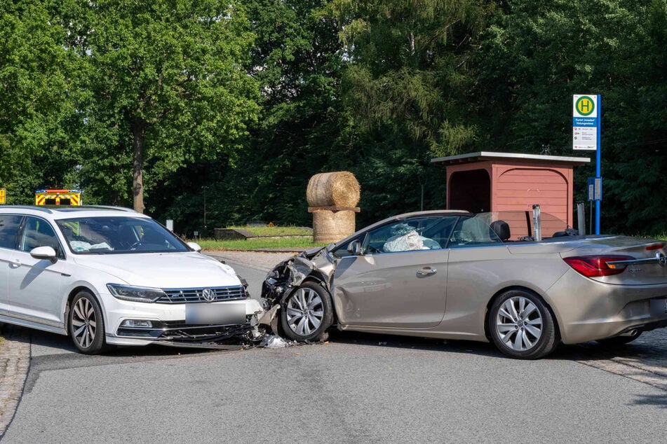 Ein Opel geriet in der Linkskurve in den Gegenverkehr und stieß frontal mit einem VW zusammen.