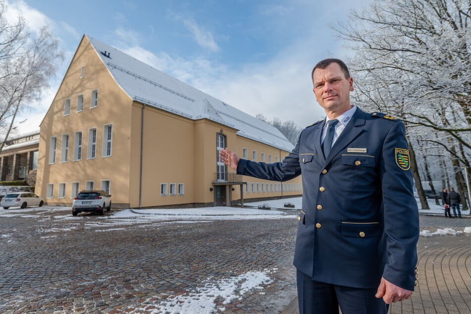 Bereitschaftspolizeipräsident Dirk Lichtenberger (52) vor dem sanierten Block 6 mit dem neuen Trainingszentrum.