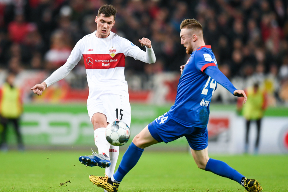 Im Januar: Pascal Stenzel (l) vom VfB Stuttgart in Aktion gegen Tobias Mohr (r) vom 1. FC Heidenheim.