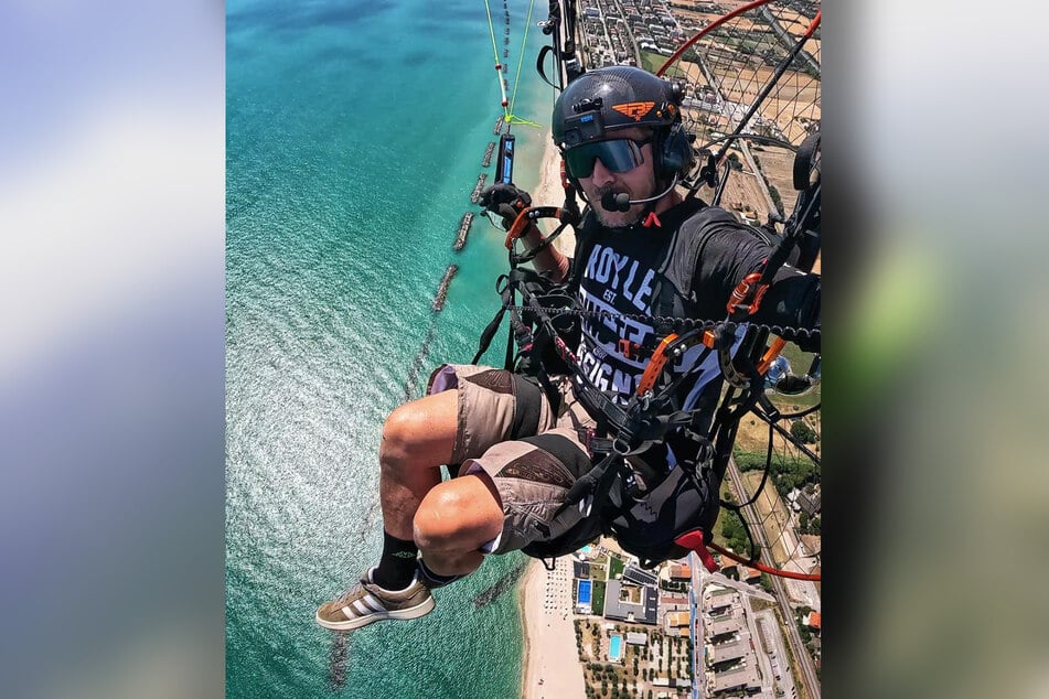 Am Samstag teilte Felix Baumgartner dieses Bild. Es zeigt ihm mit seinem Motorschirm nahe der Absturzstelle. "Fliegende Urlaubsgrüße", schrieb er dazu.