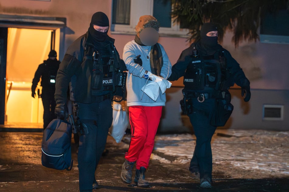 Die Polizei nahm den Tatverdächtigen vorläufig fest. Da er noch Spuren an seinen Händen hatte, wurden für weitere Ermittlungen Spurensicherungsbeutel an seinen Handgelenken befestigt.