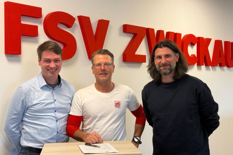 FSV-Cheftrainer Rico Schmitt (56, M.), FSV-Geschäftsführer André Beuchold (l.) und FSV-Sportdirektor Robin Lenk (40, r.).