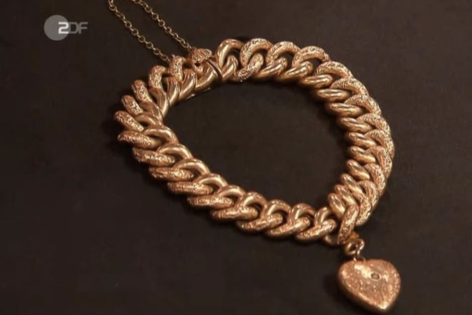 Das Schmuckstück wurde um 1900 in Deutschland hergestellt.