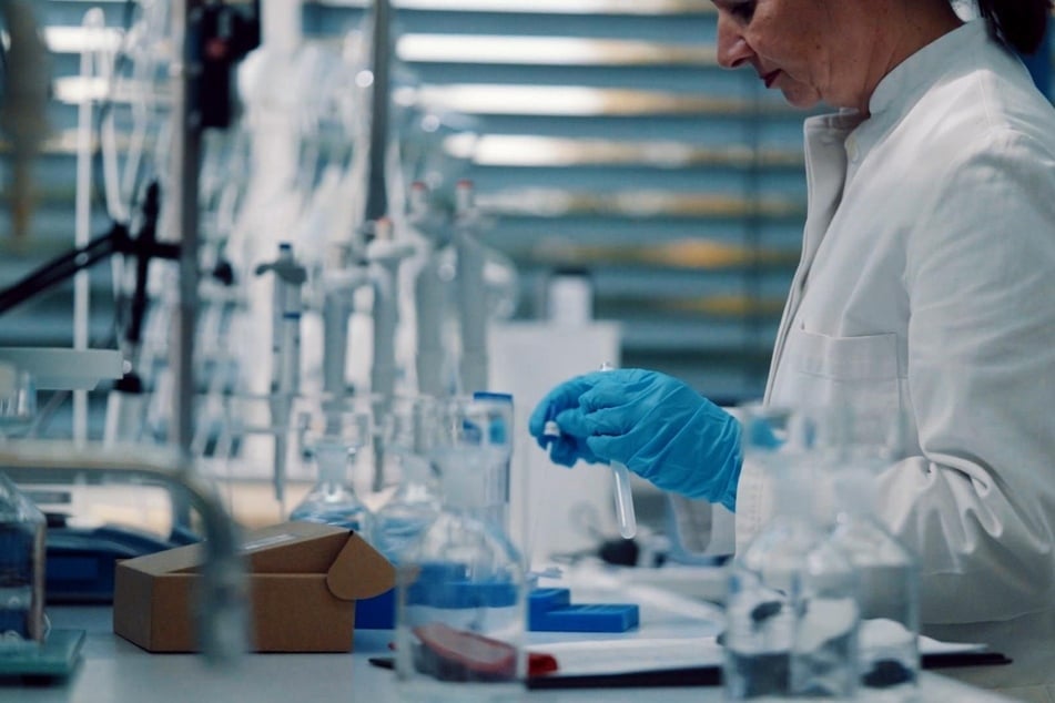 Nachgestellte Szene: DNA-Spuren überführen den Täter.