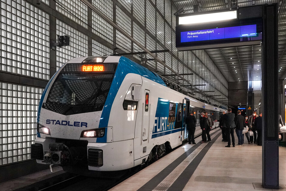 Am Samstag rollte ein Batteriezug von Delitzsch durch den Leipziger City-Tunnel in Richtung Döbeln.