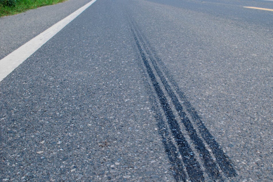 Der kleine Junge war plötzlich auf die Straße gerannt und danach von einem Auto erfasst worden. (Symbolfoto)