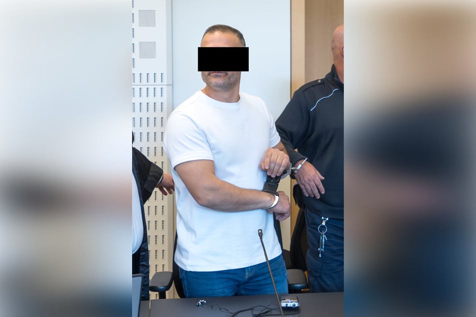 Sinan D. (46) soll das Opfer am Boden festgehalten haben.