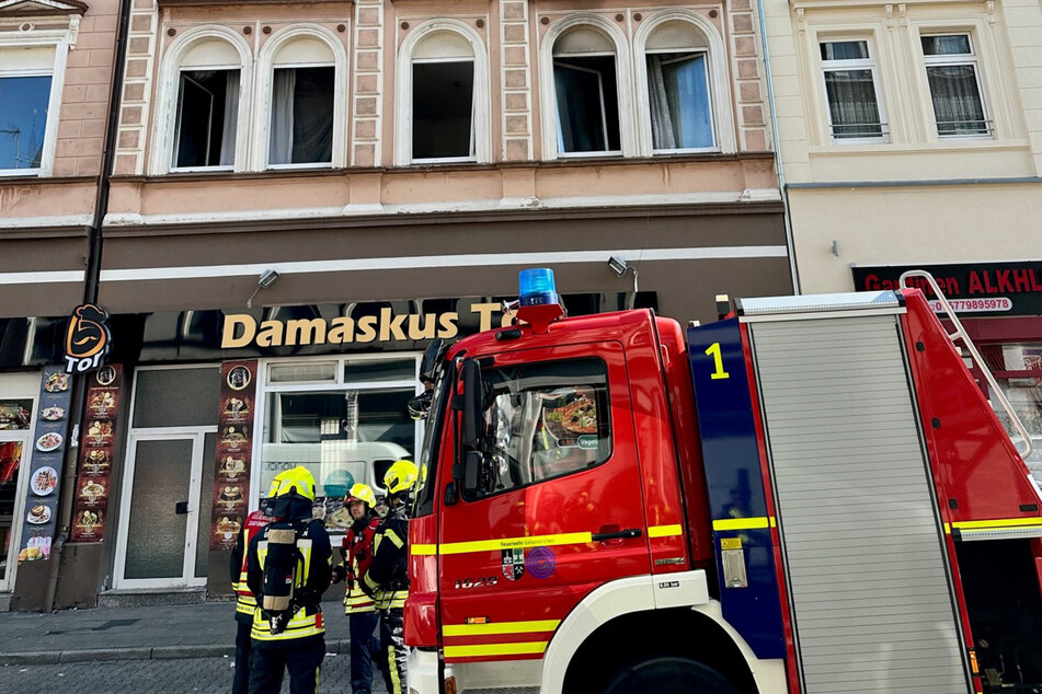 50 Feuerwehrleute rückten zur Bochumer Straße in Gelsenkirchen aus.