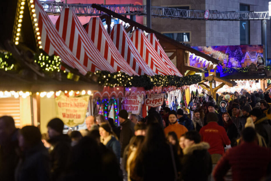 Menschen gehen über den Weihnachtsmarkt auf dem Alexanderplatz. 2020 wird der Markt aufgrund von Corona abgesagt.