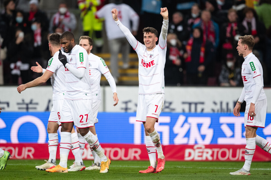 Kölns 1:0-Torschütze Dejan Ljubicic (2. v.r) eröffnete mit seinem Treffer zum 1:0 den Torreigen.