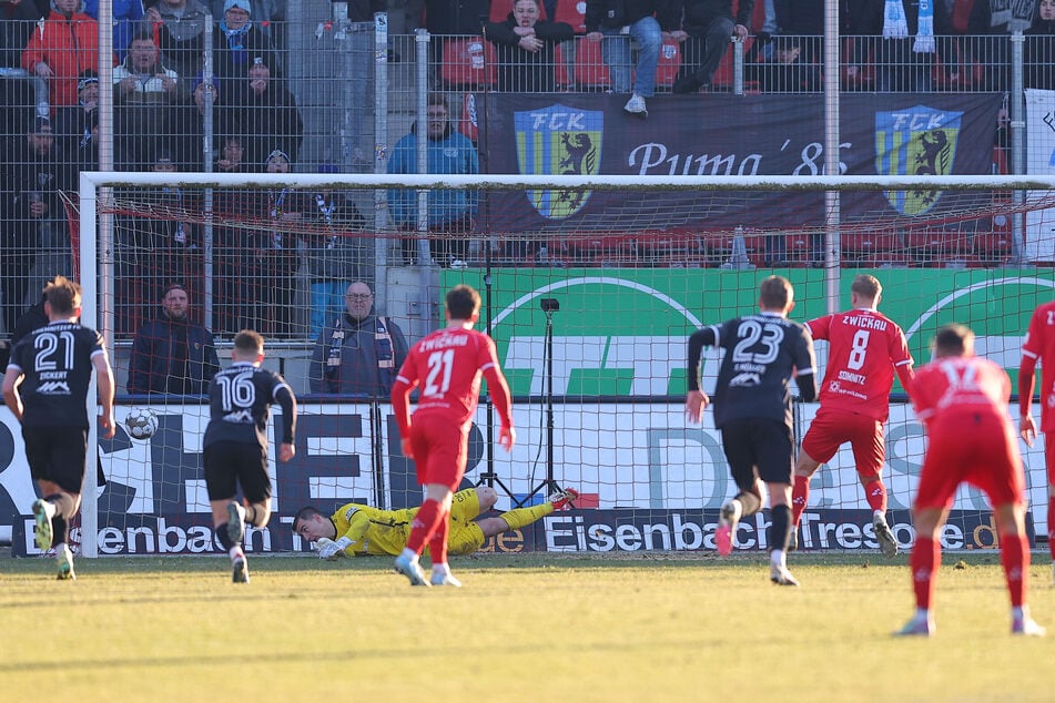 FSV-Kicker Maximilian Somnitz (21, Nummer 8) trifft per Strafstoß zum 2:2.