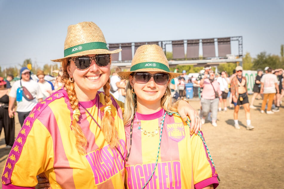 Für Julia und ihre Tochter Ronya ist das diesjährige Highfield das allererste Festival. Auf das Ende blicken sie mit einem lachenden und einem weinenden Auge. "Es ist schön, hier zu sein. Schade, dass es nun vorbei ist."