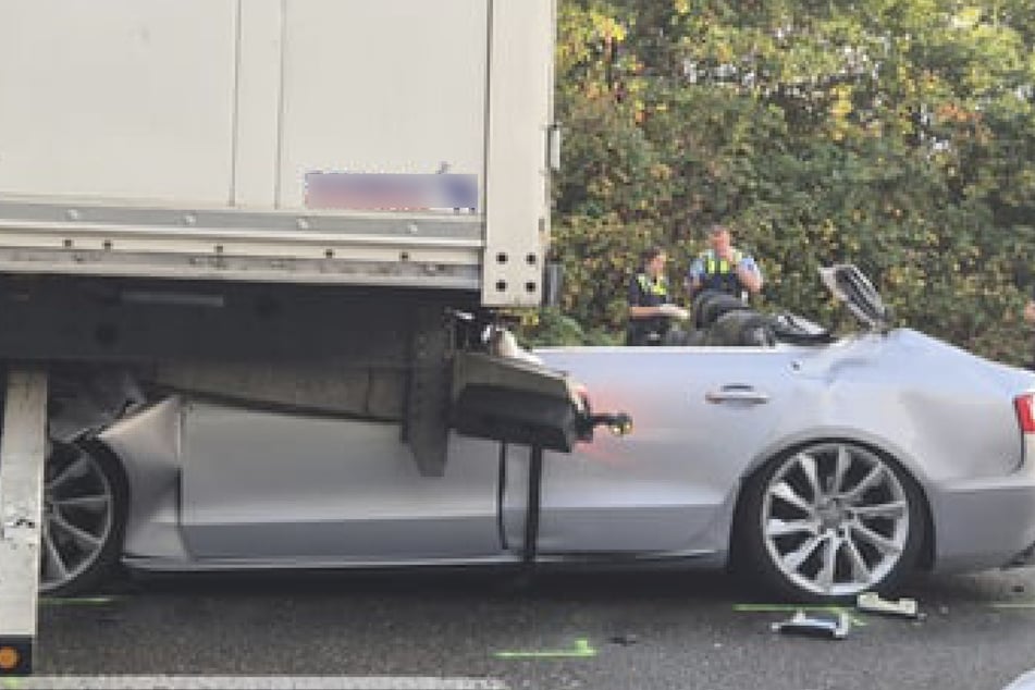 Der Audi fuhr aus bislang unklarer Ursache auf den Lkw auf und geriet unter den Sattelschlepper.