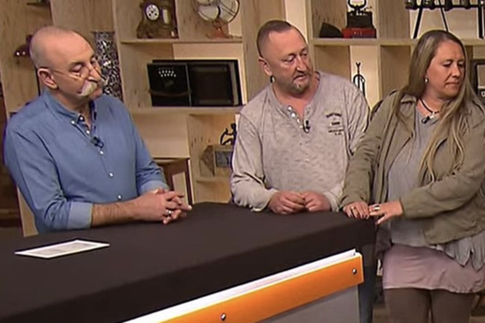 Petra und Maikel Schaub möchten bei "Bares für Rares" ein rosa Moped verkaufen.