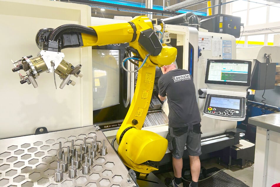 Zwei Anlagen mit 3 Meter Stangenlader und Roboterautomatisierung sorgen im modernen Maschinenpark für eine effiziente Fertigung.