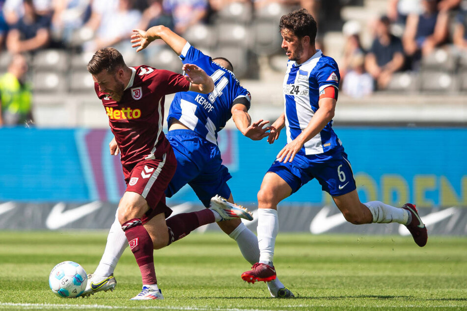 Die Hintermannschaft von Hertha BSC musste immer wieder auf Konter von Regensburg aufpassen.