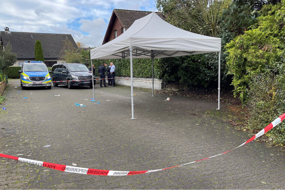 Die Polizei hat nach dem Mord einen Bereich in Bielefeld zur weiteren Untersuchung abgesperrt.