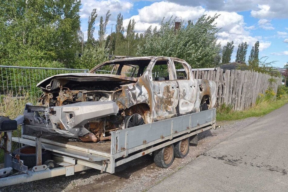 Nachdem der Wagen ausbrannte, ist der Pick-up nur noch ein Wrack.
