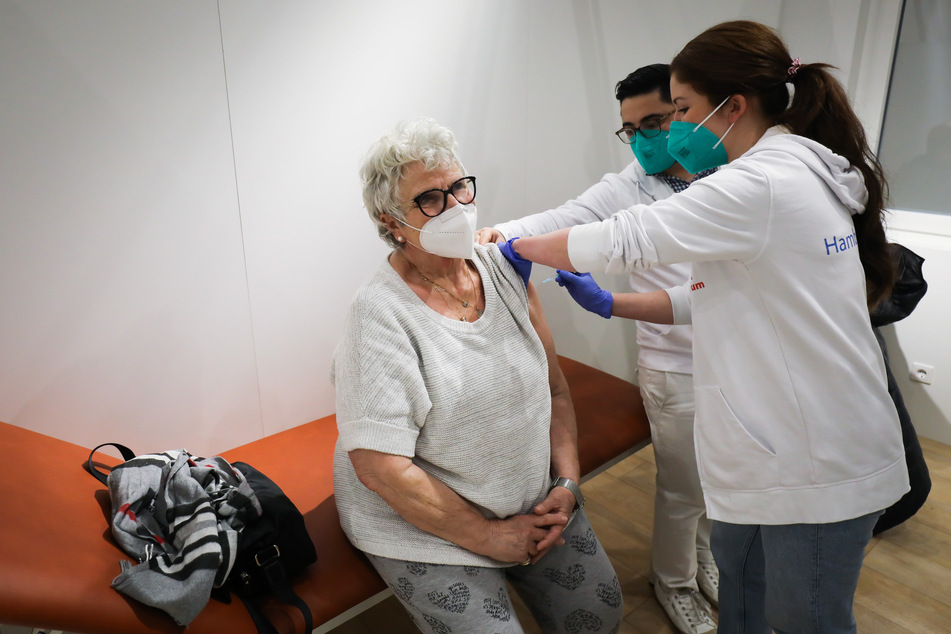 Eine Frau wird im Impfzentrum in den Hamburger Messehallen mit ihrer zweiten Corona-Impfung geimpft.